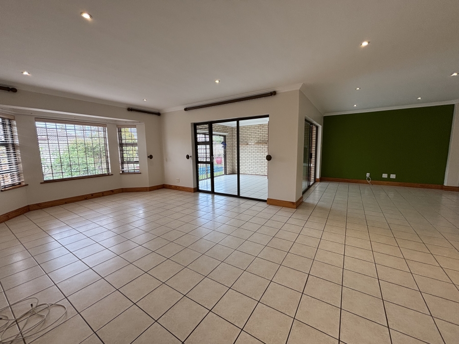 To Let 4 Bedroom Property for Rent in Summerstrand Eastern Cape